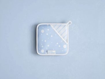 Free Oven Mitts / Pot Holder Mockup PSD