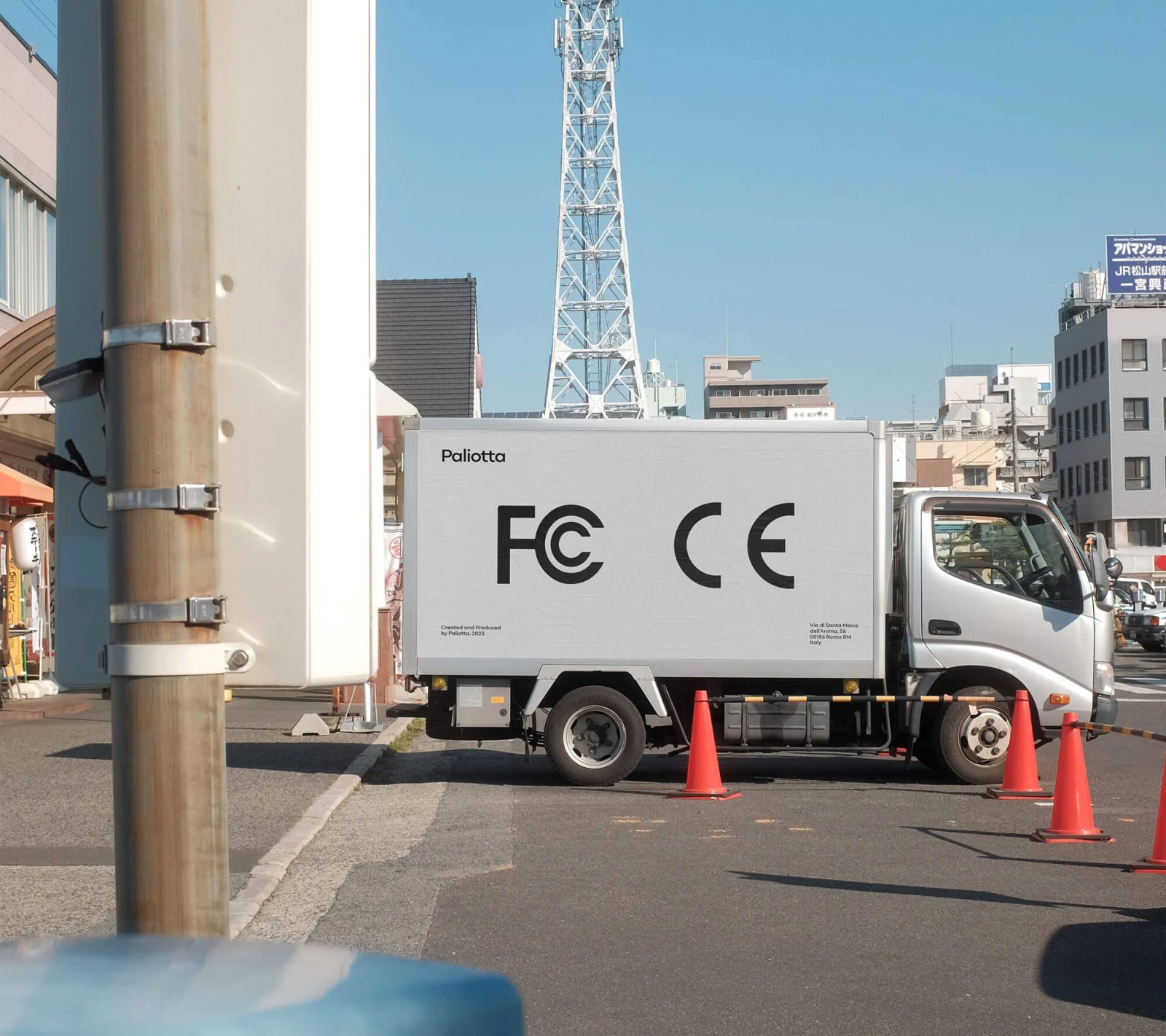 Free Delivery Truck Mockup PSD