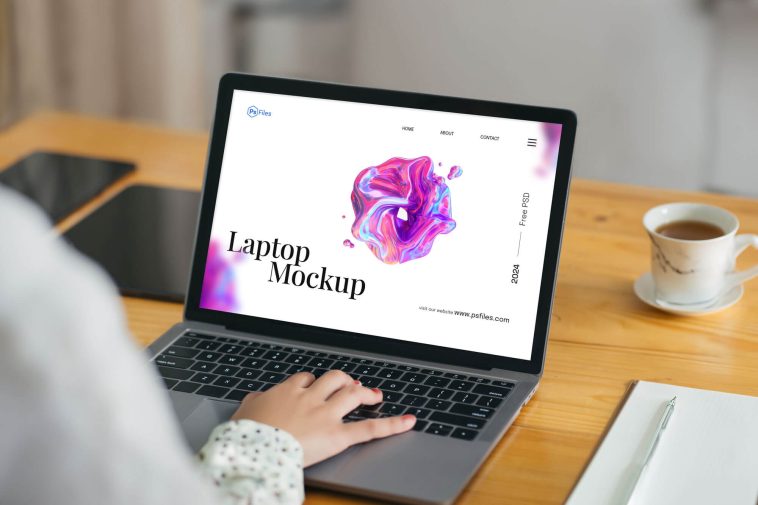 Free Women Working On Laptop Mockup PSD