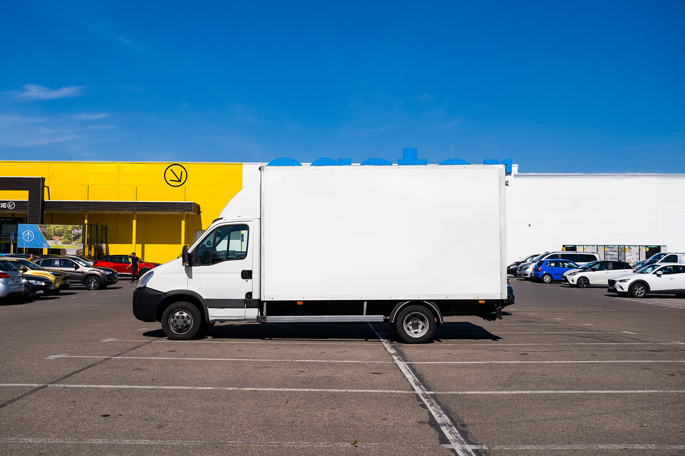 Free Side view of Delivery Cargo Truck PSD Mockup 