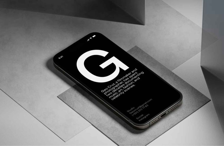 Free iPhone 15 Mockup Elegant On Dark Scene PSD