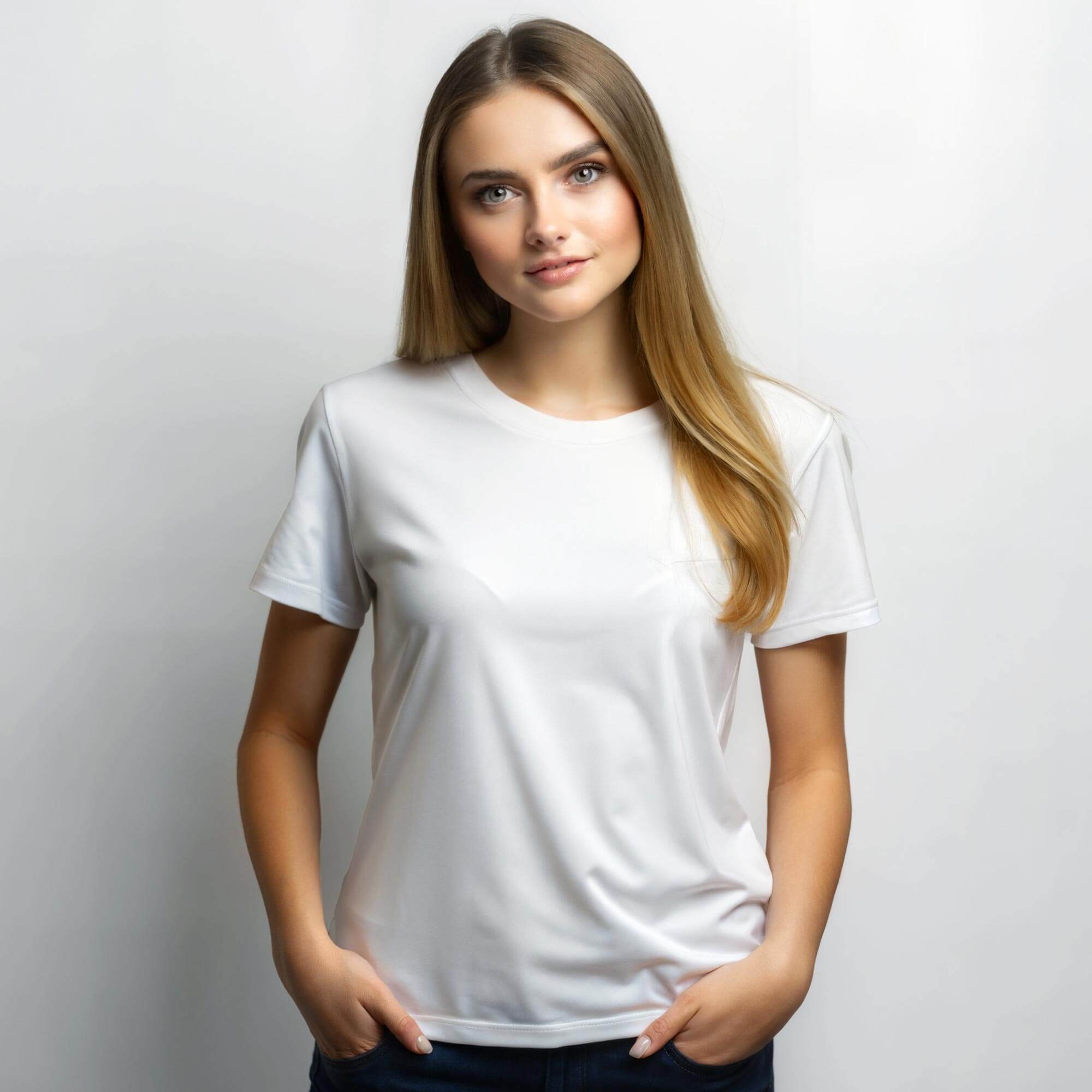 Free Woman Wearing T-Shirt Mockup PSD