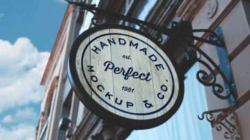 Free Realistic Old Round Shop Signboard Mockup PSD