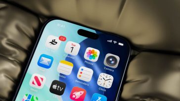 Free iOS 26 App Screen Mockup PSD