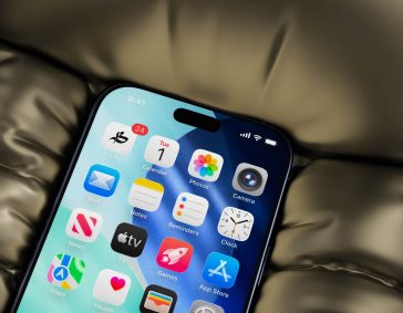 Free iOS 26 App Screen Mockup PSD