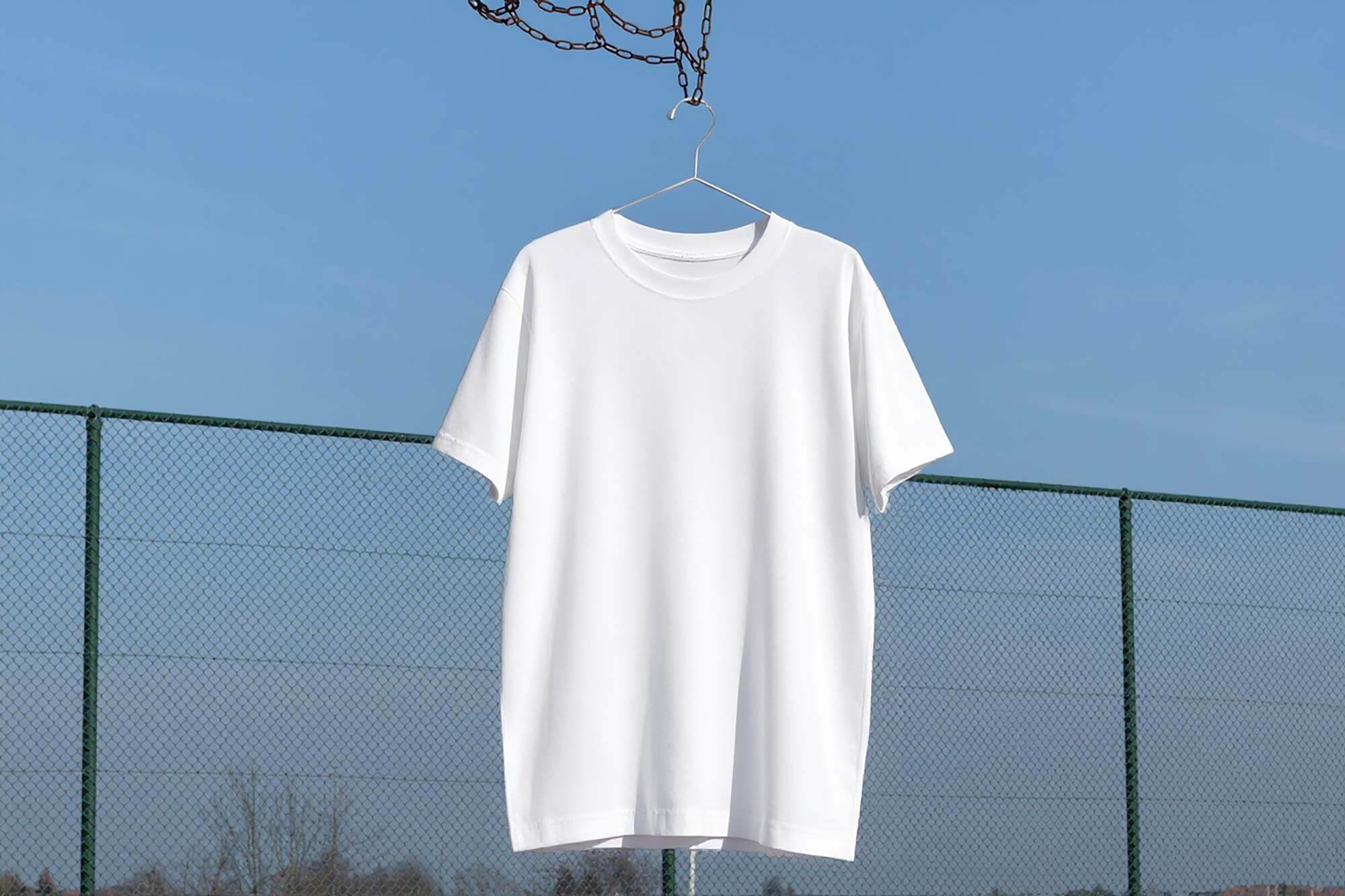 Free Outdoor Hanging T-Shirt Mockup PSD
