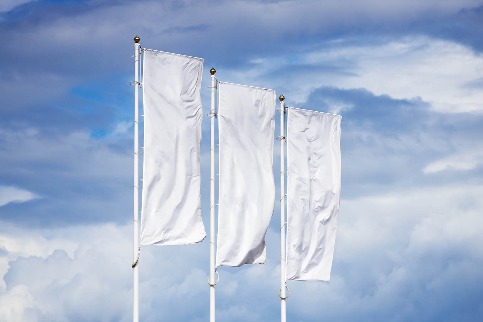 Free Outdoor Flags Mockup PSD